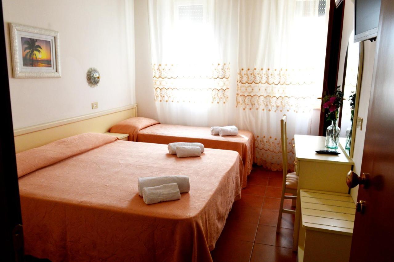 Hotel Cirene Rimini Bagian luar foto
