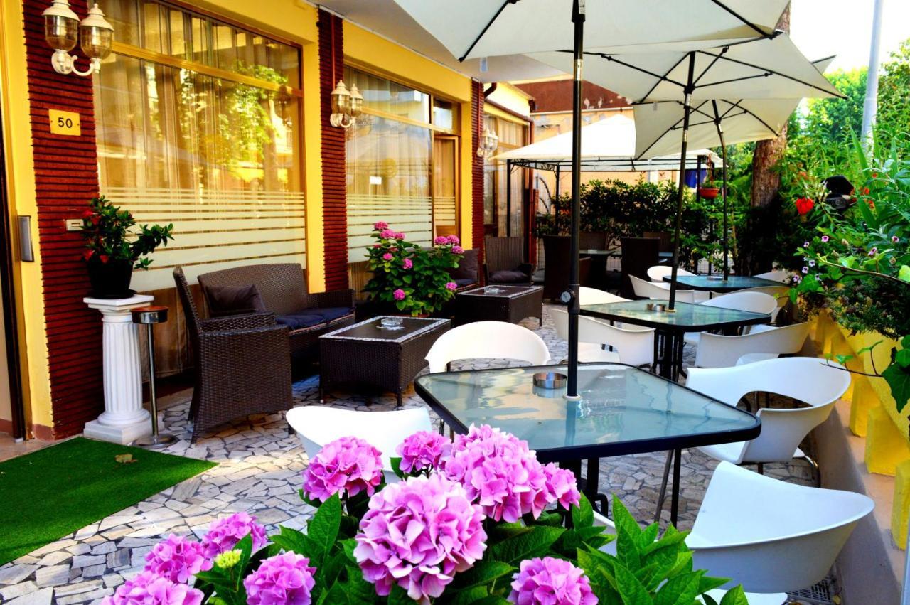 Hotel Cirene Rimini Bagian luar foto