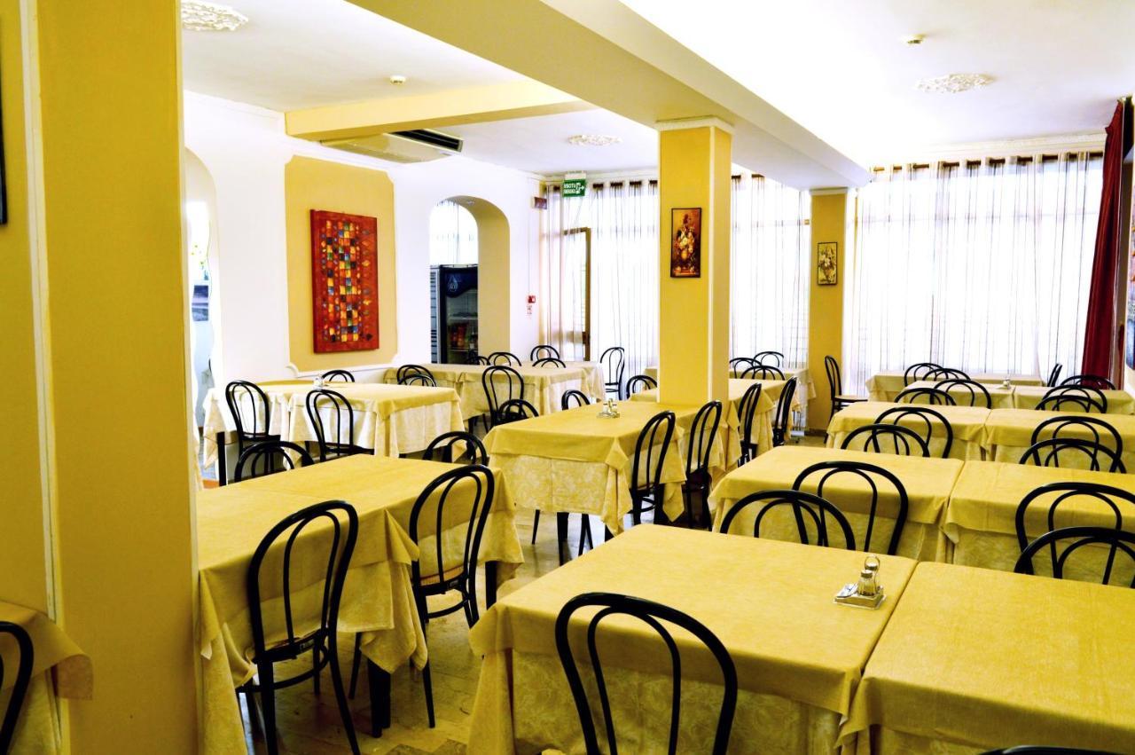Hotel Cirene Rimini Bagian luar foto