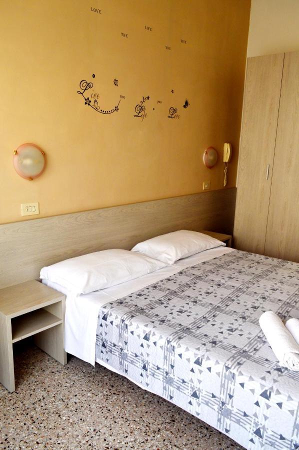Hotel Cirene Rimini Bagian luar foto