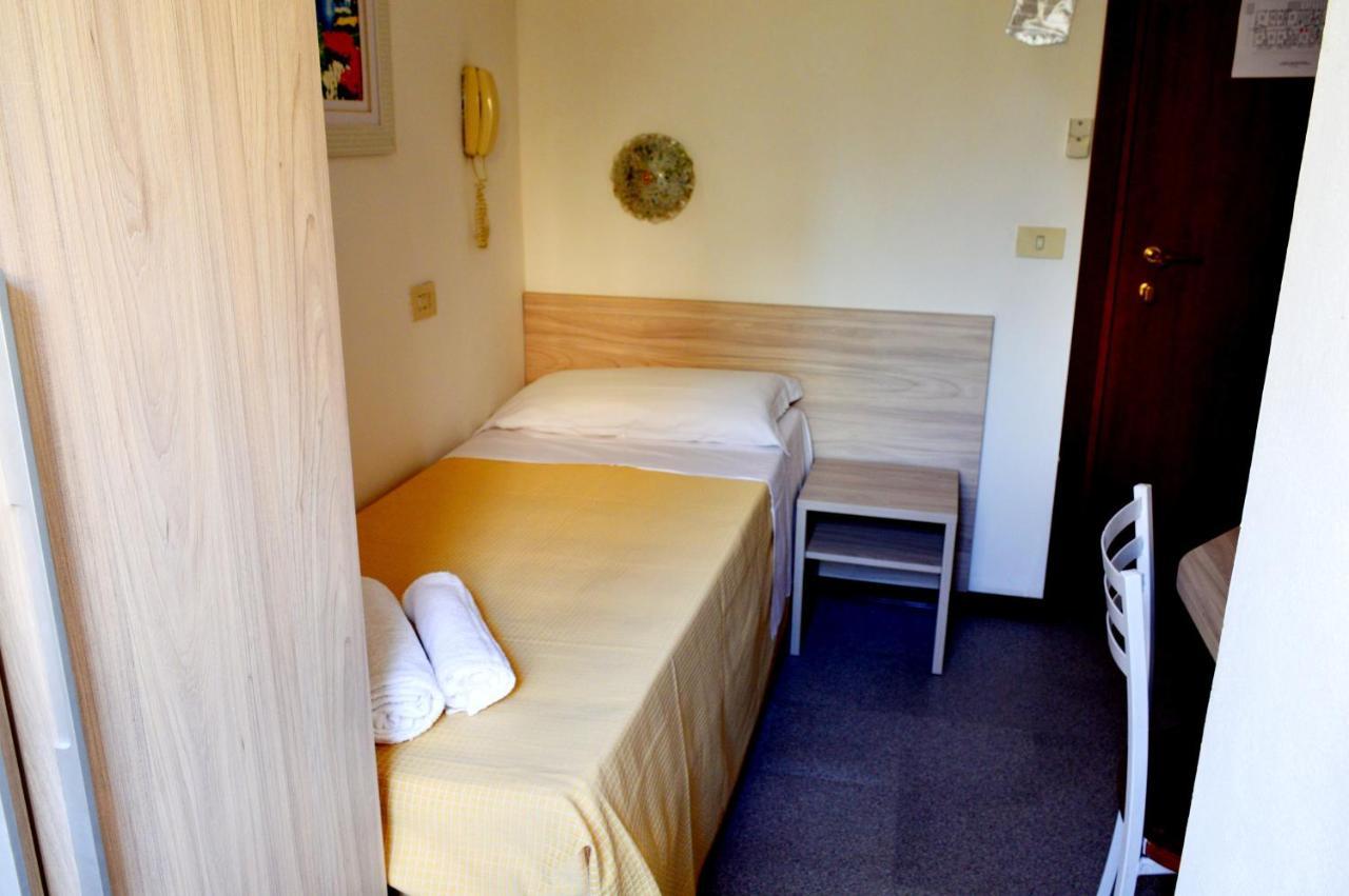 Hotel Cirene Rimini Bagian luar foto