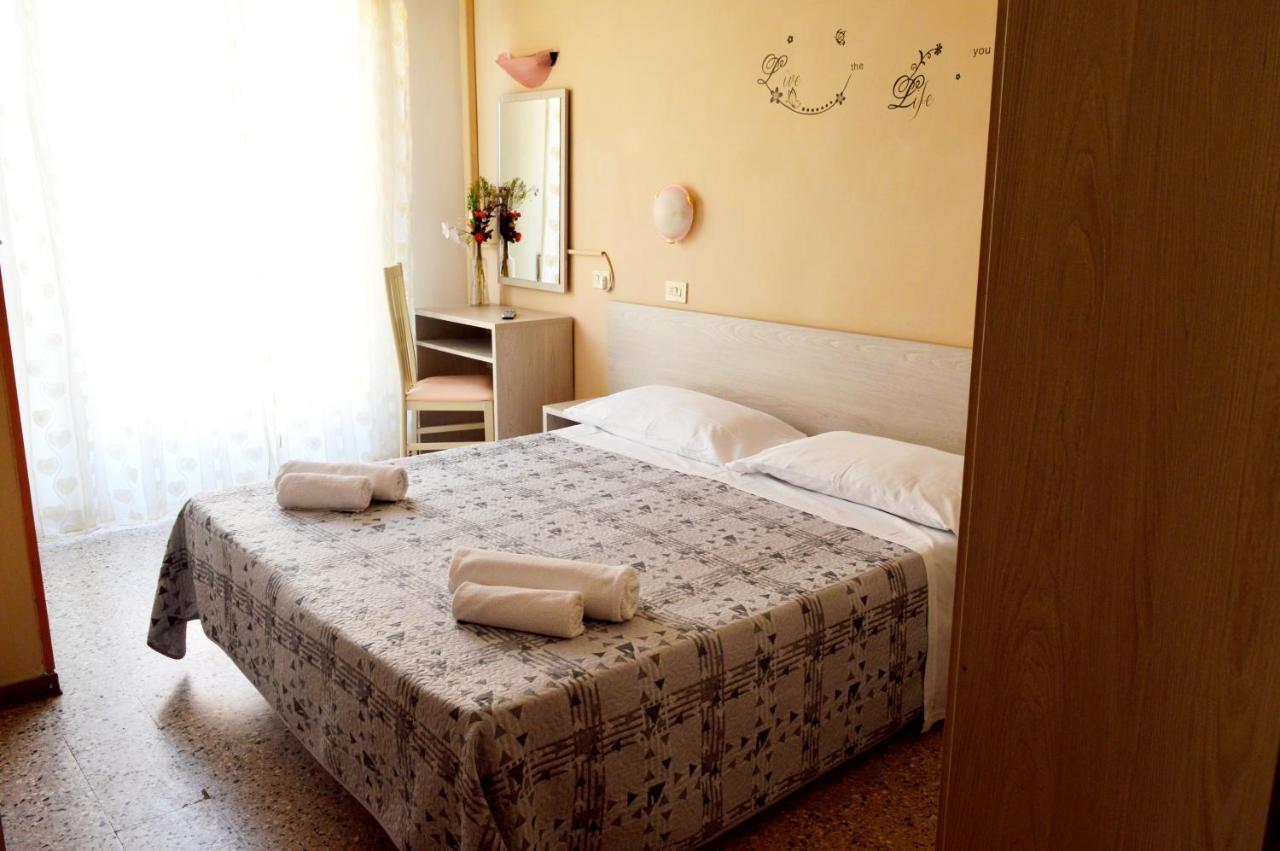 Hotel Cirene Rimini Bagian luar foto