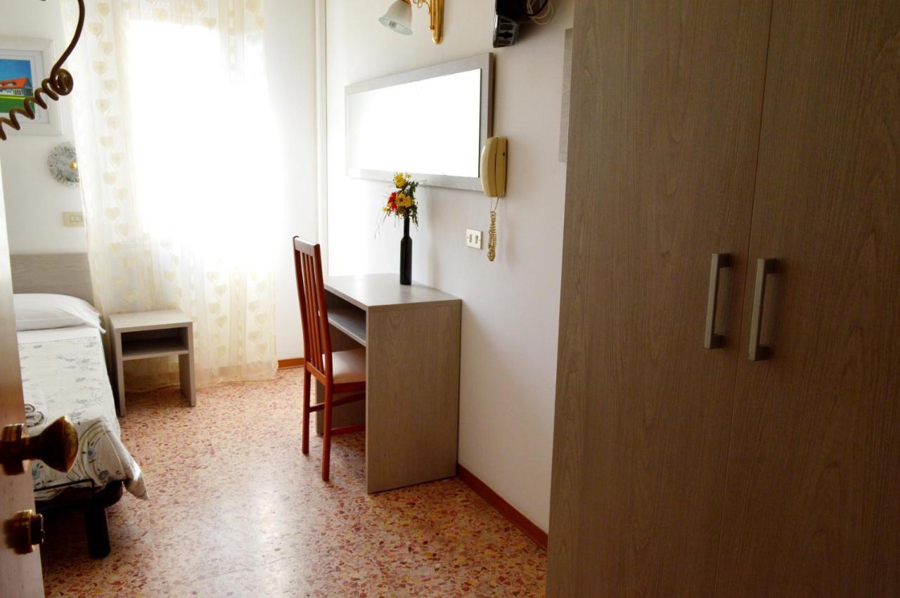 Hotel Cirene Rimini Bagian luar foto