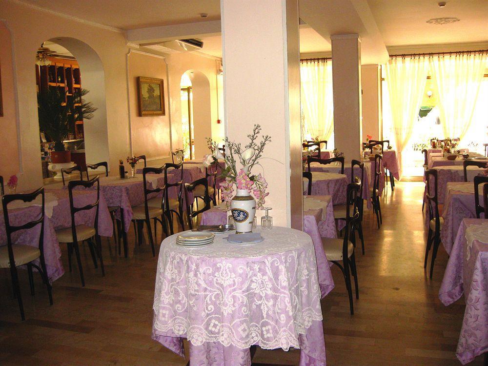 Hotel Cirene Rimini Bagian luar foto